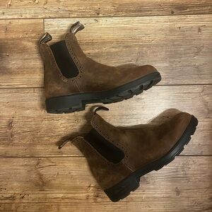 Women’s Blundstones size 9